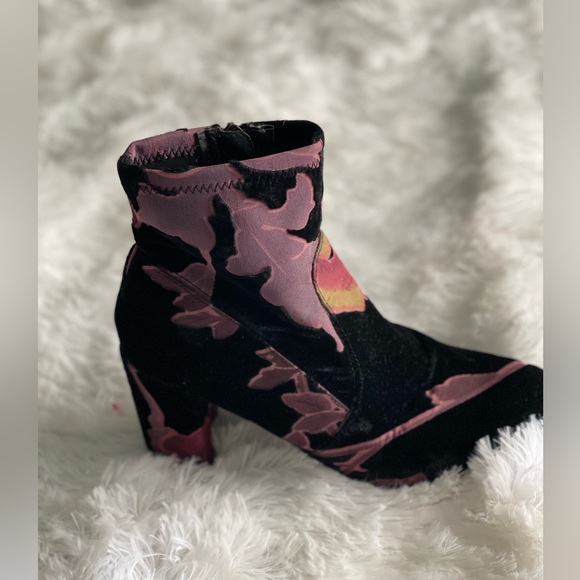 Black velvet floral booties by Steve Madden - Picture 13 of 13